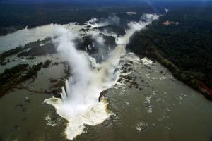 Vista área de la Garganta del Diablo en las Cataratas de Iguazú