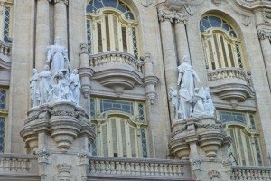 Detalle de las esculturas en la fachada del Gran Teatro de La Habana