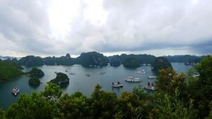 Bahía de Halong en Vietnam, declarada Patrimonio de la Humanidad y una de las Siete Maravillas Naturales del Mundo