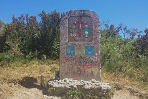 Hito que señala el inicio del Camino de Santiago en Galicia, historia de Santiago de Compostela