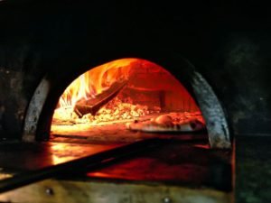 Forno de pietra (horno de piedra) para elaborar pizzas italianas
