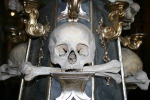 Huesos humanos en el Osario de Sedlec, el monumento más famoso de Kutná Hora