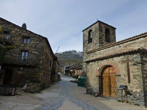 Calles y arquitectura negra de Valverde de los Arroyos, ruta por los pueblos negros de guadalajara