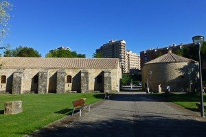 Pabellón de Mixtos y Horno de la Ciudadela de Pamplona, muralla de Pamplona