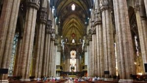 Reliquia del Santo Clavo en lo alto del ábside de la Catedral de Milán