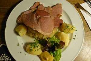 Chuletas de cerdo acompañadas de un plato de choucroute y patatas, gastronomía de Colmar
