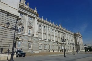 Fachada lateral del Palacio Real de Madrid con vistas a la Plaza de Oriente