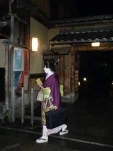 Maiko saliendo de una okiya de Pontoncho