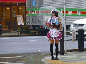Meido Kissa repartiendo publicidad por las calles de Akihabara