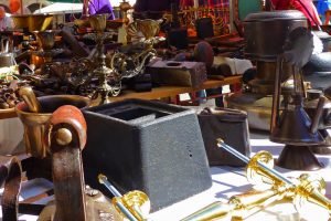 Mercado de utensilios y antigüedades en Orense