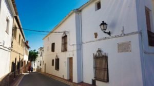 Real Monasterio de Agustinos escondido tras una casa particular