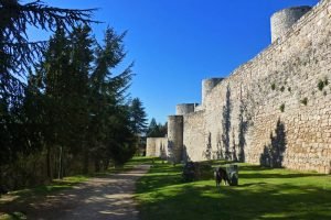 Muralla rodeando el Castillo de Burgos