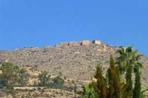 Restos de las murallas de Orihuela rodeando el castillo