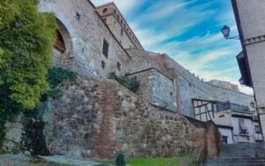 Restos de la muralla de Toledo junto a una de sus puertas