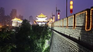 Vista nocturna de la Muralla de Xian