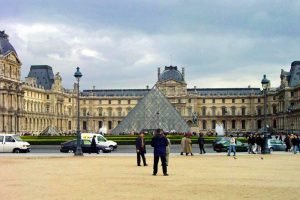 Museo del Louvre visto desde los Jardines de las Tullerías