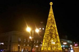 Árbol de Navidad en la Puerta del Sol, el centro de las celebraciones de Fin de Año