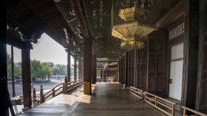 Pasillo exterior del Salón del Fundador (Goei-do) del templo Nishi Honganji