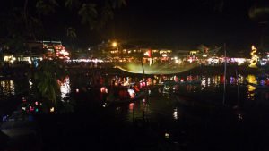 Ambiente nocturno en el río Thu Bon