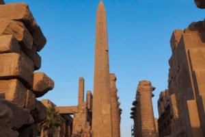 Obelisco egipcio a la entrada del Templo de Lúxor