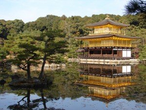 Kinkakuji o Pabellón Dorado en el estanque Espejo de Agua