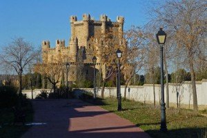 Sendero junto al Castillo de Guadamur, castillos de toledo