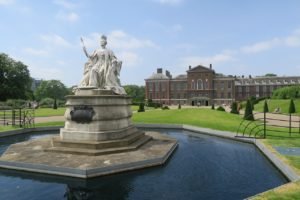 Palacio de Kensington tras la estatua de la Reina Victoria