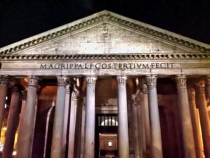 Vista nocturna del Panteón de Roma