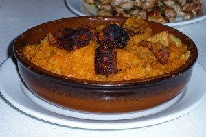 Patatas revolconas, plato típico de la gastronomía de Candeleda
