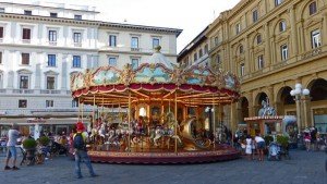 Carrusel en la Plaza de la República, una de las más grandes y visitadas de Florencia, plazas de Florencia