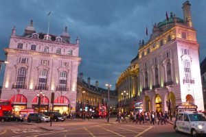 Piccadilly Circus, una de las plazas más emblemáticas del West End de Londres