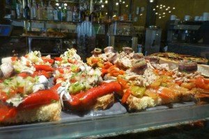 Barra de pintxos, una de las tradiciones más arraigadas en la gastronomía de Pamplona, qué comer en Pamplona