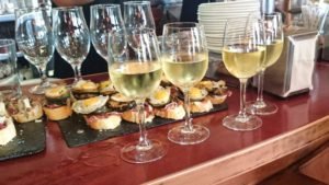 Pintxos y vino Txacoli, típicos de la gastronomía del País Vasco