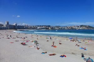 Playa de Riazor, una de las más famosas de La Coruña