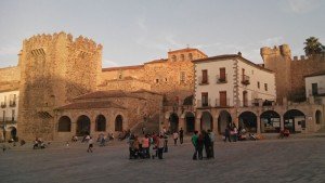 Torres de la Muralla de Cáceres desde la Plaza Mayor
