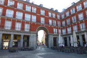 Uno de los accesos a la Plaza Mayor de Madrid