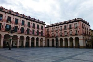 Plaza de López Allué, el lugar ideal para comprar productos típicos, recuerdos y souvenirs de Huesca