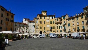 Plaza del Anfiteatro, la más emblemática y visitada de Lucca