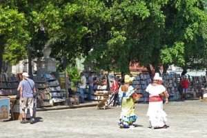Puestos de cuadros, libros y antigüedades en la Plaza de Armas de La Habana