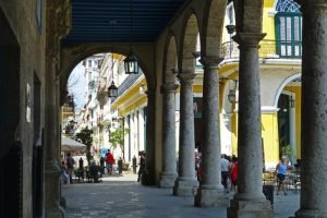 Soportales de la Plaza Vieja, una de las más pintorescas de La Habana