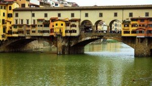 Cruzar el Ponte Vecchio, uno de los planes gratis en Florencia