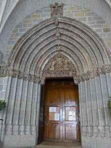 Portada de la Iglesia de San Saturnino, iglesias de Pamplona