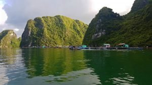 Pueblo flotante de pescadores en la Bahía de Halong