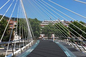 Pasarela de cristal del Puente de Calatrava o Zubizuri, puentes de Bilbao