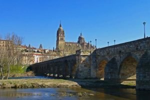 Puente Romano al pie de la Catedrales de Salamanca, la imagen más icónica de la capital charra