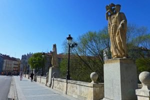 Estatuas en el Puente de San Pablo o Vía Cidiana de Burgos