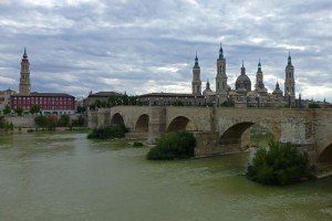 Vista diurna del Puente de Piedra, puentes de Zaragoza