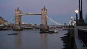 Vista nocturna del Puente de la Torre de Londres