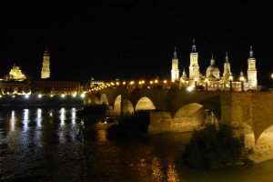 Vista nocturna del Puente de Piedra, puentes de Zaragoza