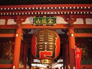 Puerta Kaminarimon, acceso principal al Templo Sensoji